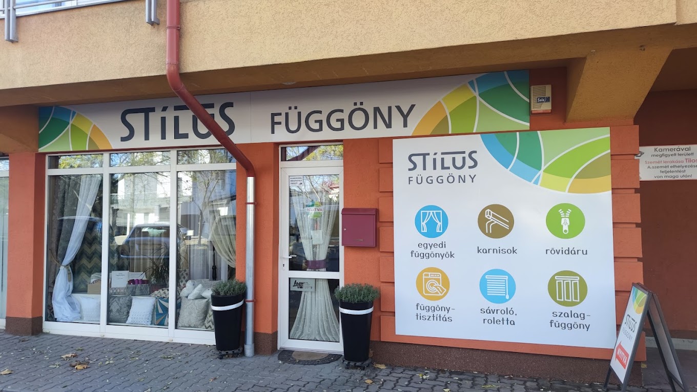 Függönyös bemutatóterem és csapat dekor